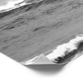 Zwart-wit pelikaans vliegen over de oceaan 16 x 20 poster (Hoek)