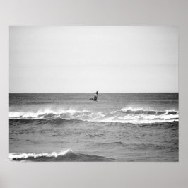 Zwart-wit pelikaans vliegen over de oceaan 16 x 20 poster