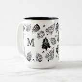 Zwart-wit Pinecones & Pine Tree Monogram Tweekleurige Koffiemok (Voorkant links)