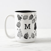 Zwart-wit Pinecones & Pine Tree Monogram Tweekleurige Koffiemok (Links)