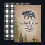 Zwart   Wit Plaid Jong Wild & 3 Beer Verjaardag Kaart<br><div class="desc">Een baby shower uitnodiging met een verweerd grijs gingham check ontwerp op de rug. Voorzijde voorzien van groenblijvend bosontwerp en beer illustratie met "Young Wild & 3" op een bruine achtergrond.</div>