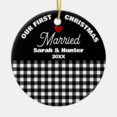 Zwart & Wit Plaid Onze 1e Kerst Getrouwd Keramisch Ornament (Voorkant)