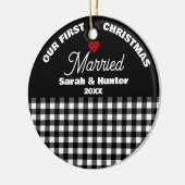 Zwart & Wit Plaid Onze 1e Kerst Getrouwd Keramisch Ornament (Links)