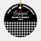 Zwart-wit Plaid Onze 1e Kerstmis verloofd Keramisch Ornament (Voorkant)