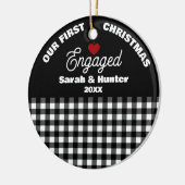 Zwart-wit Plaid Onze 1e Kerstmis verloofd Keramisch Ornament (Links)