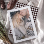 Zwart-wit Plaid Vrolijk & Getrouwd Foto Feestdagenkaart<br><div class="desc">Vier je eerste kerst als pasgetrouwden met deze prachtig ontworpen 'Merry & Married'-kaart, met een intieme fotolay-out en een stijlvolle zwart-witte buffelcheck plaid backer. Perfect voor het verzenden van warme vakantiewensen naar familie en vrienden, deze kaart vangt de elegantie van een speciaal moment en de vreugde van uw nieuwe reis...</div>