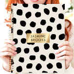 Zwart-wit Polka Dot Custom Name Planner<br><div class="desc">Blijf georganiseerd in stijl met deze opvallende polka dot planner! Met een gedurfd zwart-wit ontwerp is deze planner perfect voor het toevoegen van een vleugje persoonlijkheid aan uw dagelijkse routine. De geborstelde metalen gouden naamplaat voegt een vleugje sophisticatie toe en maakt personalisatie mogelijk. Met voldoende ruimte voor notities, afspraken en...</div>