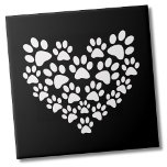 Zwart Wit Poot Print Hart Tegeltje<br><div class="desc">Gebruik voor een leuk trinket cadeau, of krijg een ton om de kantoor van een dierenarts of een hondenwasplaats van uw huis te versieren. U kunt de achtergrondkleur wijzigen. Dit schattige ontwerp van de pootafdruk is geweldig voor dierenliefhebbers overal, met een hartvorm gemaakt van witte pootafdrukken tegen een klassieke zwarte...</div>