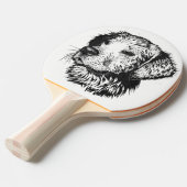 Zwart-wit portret met een gouden puppy tafeltennisbatje (Voorkant Gekanteld)