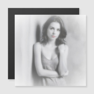 Zwart-wit portret van een vrouw met bruin haar.