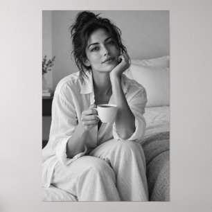 Zwart-wit portret van vrouw met koffie poster