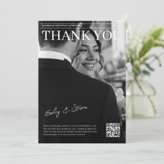 Zwart-wit QR code magazine cover bruiloft Bedankkaart (Staand voorkant)