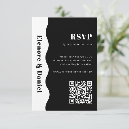 Zwart-wit QR-code Side Wave Photo Wedding RSVP Kaartje (Staand voorkant)