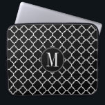 Zwart-wit Quatrefoil Patroon - Aangepast monogram Laptop Sleeve<br><div class="desc">Een klassiek en elegant ontwerp voor iedereen. Er zijn kleuren en monogrammen met een hoge frequentie beschikbaar. Een retro patroon met een moderne draai. De punten zijn gemakkelijker aan te passen wanneer u al tekst eerst vervangt. Als je kunst nog moet worden aangepast, klik je op Deze knop aanpassen. Dit...</div>