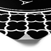 Zwart wit Quatrefoliepatroon, uw monogram Poster (Hoek)
