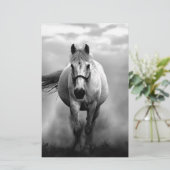 Zwart Wit Rennend Paard Vrijheid Briefpapier (Staand voorkant)