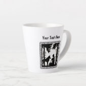 Zwart Wit Rijden Hood in Bos Wolf ingelijst Latte Mok (Rechterhoek)