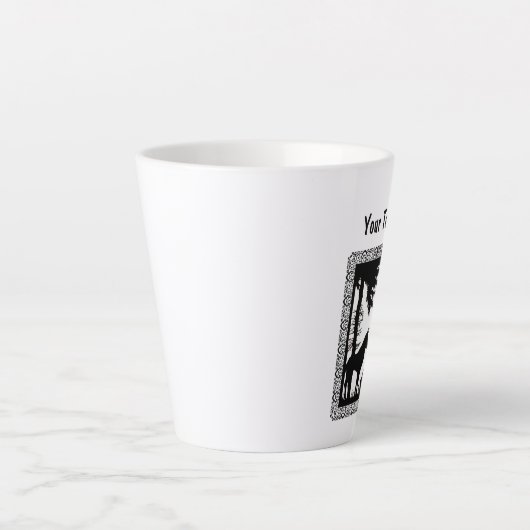 Zwart Wit Rijden Hood in Bos Wolf ingelijst Latte Mok (Voorkant)