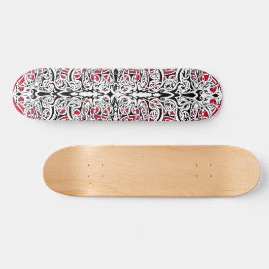 Zwart-wit Rijk Tribaal Ontwerp op rood Persoonlijk Skateboard (Horizontaal)