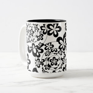 Zwart-wit ringen en bloemen tweekleurige koffiemok