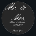 Zwart-wit Ronde Mr & Mrs Wedding Stickers<br><div class="desc">Eenvoudige zwart-wit klassieke ronde bruiloft stickers zeggen "Mr & Mrs" Deze dank u stickers kunnen worden aangepast en gepersonaliseerd.</div>