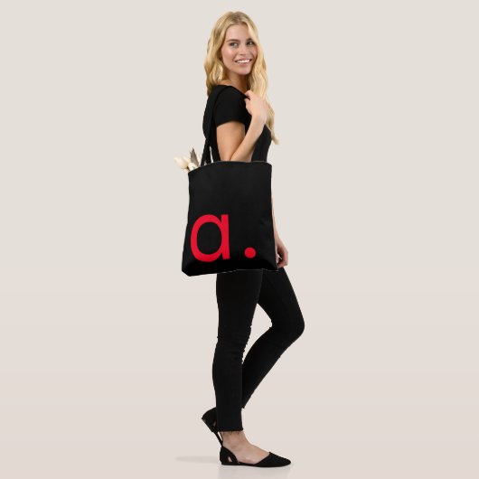 Zwart Wit Rood Monogram Initiaal Letter Modern Tote Bag (Op model)