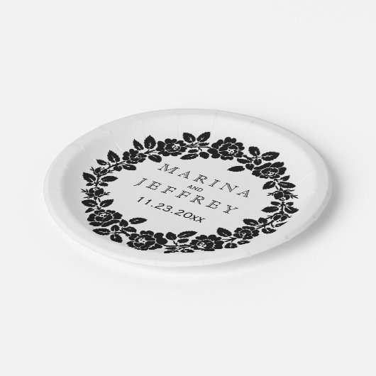 Zwart wit roos krans modern bloemenbruiloft papieren bordje (Gekanteld)