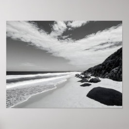 Zwart-wit rotsachtige oceaangolven zeelandschap poster