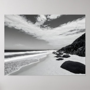 Zwart-wit rotsachtige oceaangolven zeelandschap poster