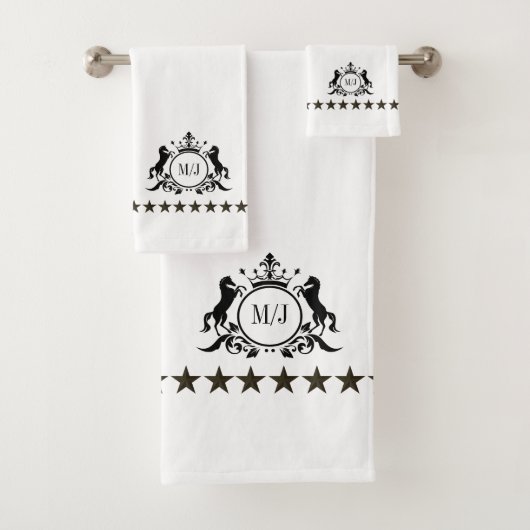 Zwart wit Royal Scrolls Crown Horses Monogram Bad Handdoek (Insitu)