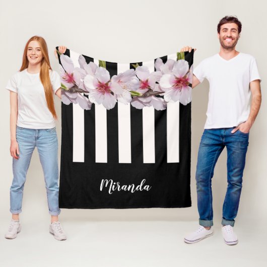 Zwart wit roze kersenbloemen zwart strepen naam fleece deken (In situ)