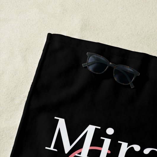 Zwart Wit Roze Monogram Script Polka Dot Strandlaken (In situ)