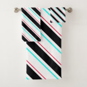 Zwart-wit schuine Regimental Stripe Lines Bad Handdoek (Insitu)