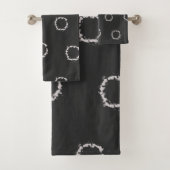 Zwart-wit Shibori Tie Dye Print Bad Handdoek (Insitu)