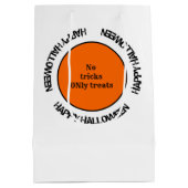 Zwart Wit Sinaasappel Typografie Happy Halloween Medium Cadeauzakje (Achterkant)