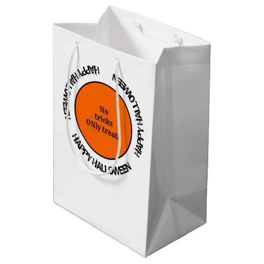 Zwart Wit Sinaasappel Typografie Happy Halloween Medium Cadeauzakje (Achterkant Gekanteld)