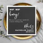 Zwart-wit Sip Hooray Vrijgezellenfeest bruidegom Servet<br><div class="desc">Zwart-wit minimalistisch 'Sip,  sip,  hoera!' Grappige gepersonaliseerde cocktailservetten voor vrijgezellenfeest | Zwarte Aangepaste servetten met namen en datum U kunt ook de kleur van tekst en achtergrond wijzigen. Leuk script 'Omdat er geen geweldig verhaal begon met iemand die coke drink.'</div>