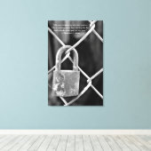Zwart-wit slot op hek Inspirerend Quote Canvas Afdruk (Insitu (Houten vloer))