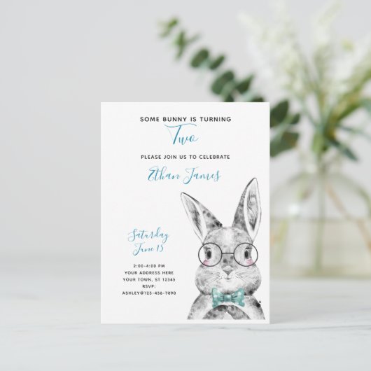 Zwart & Wit Some Bunny wordt twee verjaardag Uitnodiging Briefkaart (Staand voorkant)
