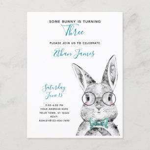 Zwart-wit Sommige Bunny draait om drie verjaardag Uitnodiging Briefkaart