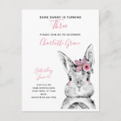 Zwart-wit Sommige Bunny draait om drie verjaardag Uitnodiging Briefkaart (Voorkant)