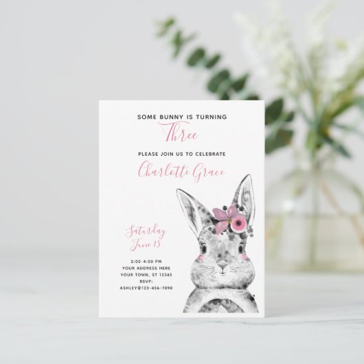 Zwart-wit Sommige Bunny draait om drie verjaardag Uitnodiging Briefkaart (Staand voorkant)