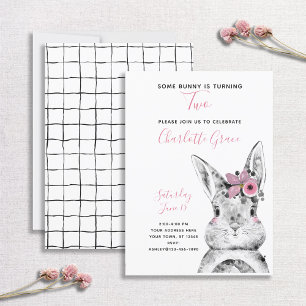 Zwart-wit Sommige Bunny draait om twee verjaardag Kaart