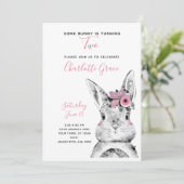 Zwart-wit Sommige Bunny draait om twee verjaardag Kaart (Staand voorkant)