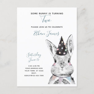 Zwart-wit Sommige Bunny draait om twee verjaardag Uitnodiging Briefkaart