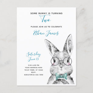 Zwart-wit Sommige Bunny draait om twee verjaardag Uitnodiging Briefkaart