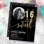 Zwart-wit Sparkler Sweet 16 Verjaardag Foto Folie Uitnodiging<br><div class="desc">Nodig je vrienden en familie uit voor een oogverblindend Sweet 16-feest met deze glinsterende folie-uitnodiging. Met een speels patroon van zwart-witte stippen en sprankelende sterretjes,  bevat dit ontwerp ook een speciale ruimte voor een foto van het verjaardagsmeisje. De perfecte manier om de toon te zetten voor een onvergetelijk feest.</div>