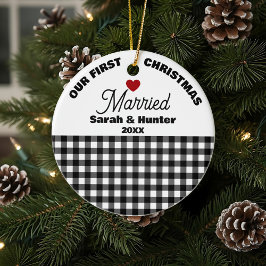 Zwart-wit speelde onze eerste kerst getrouwd keramisch ornament