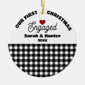 Zwart-wit speelde onze eerste kerst verloofd keramisch ornament (Voorkant)