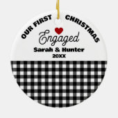 Zwart-wit speelde onze eerste kerst verloofd keramisch ornament (Achterkant)